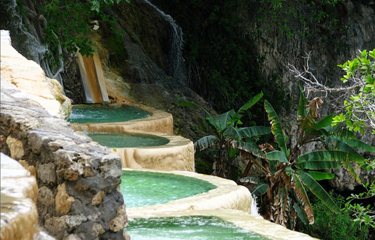 Las pozas de Tolantongo son unas 40 terrazas situadas en el inclinado acantilado donde se acumula el agua proveniente del río que fluye por las grutas
