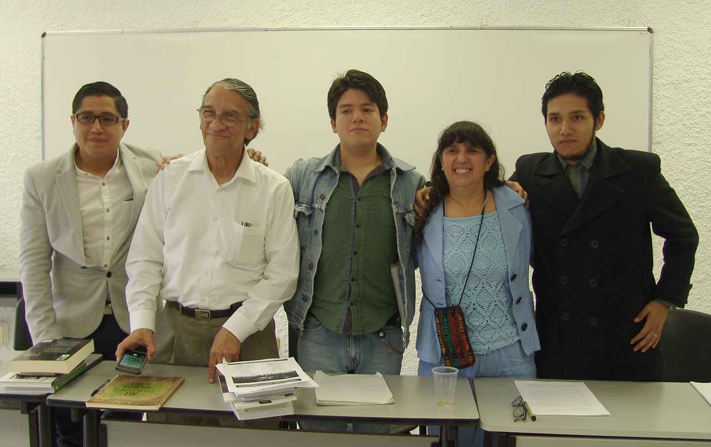Alejo Ortiz, Miguel Ángel Niño, Eduardo Segobiano, Jeannette Escalera y José Raúl Estrada en un salón de clases de la UPN Ajusco