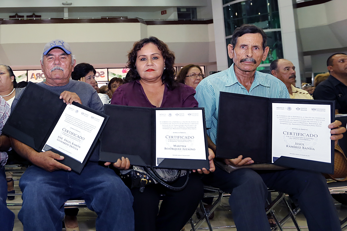 Miles de trabajadores del Estado ya recibieron sus escrituras con el apoyo del programa Solución Total.