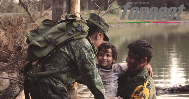 Dos soldados del ejercito mexicano ayudando a un niño en un desastre natural.