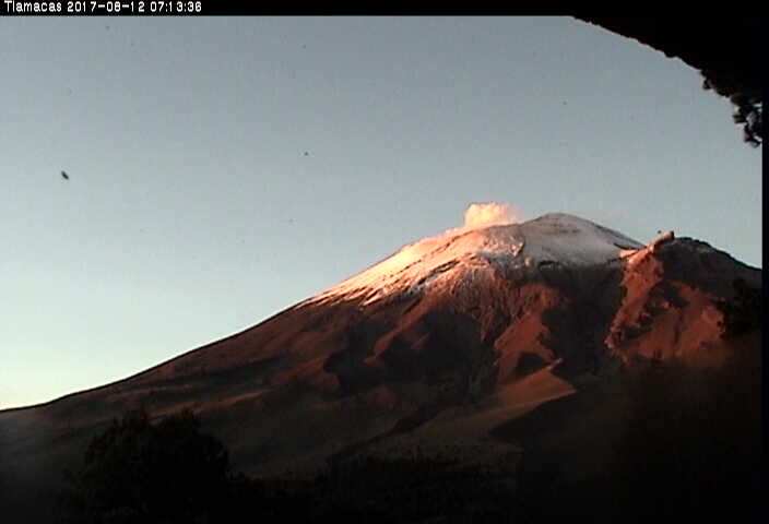 En las últimas 24 horas, por medio de los sistemas de monitoreo del volcán Popocatépetl, se identificaron 243 exhalaciones de baja intensidad.