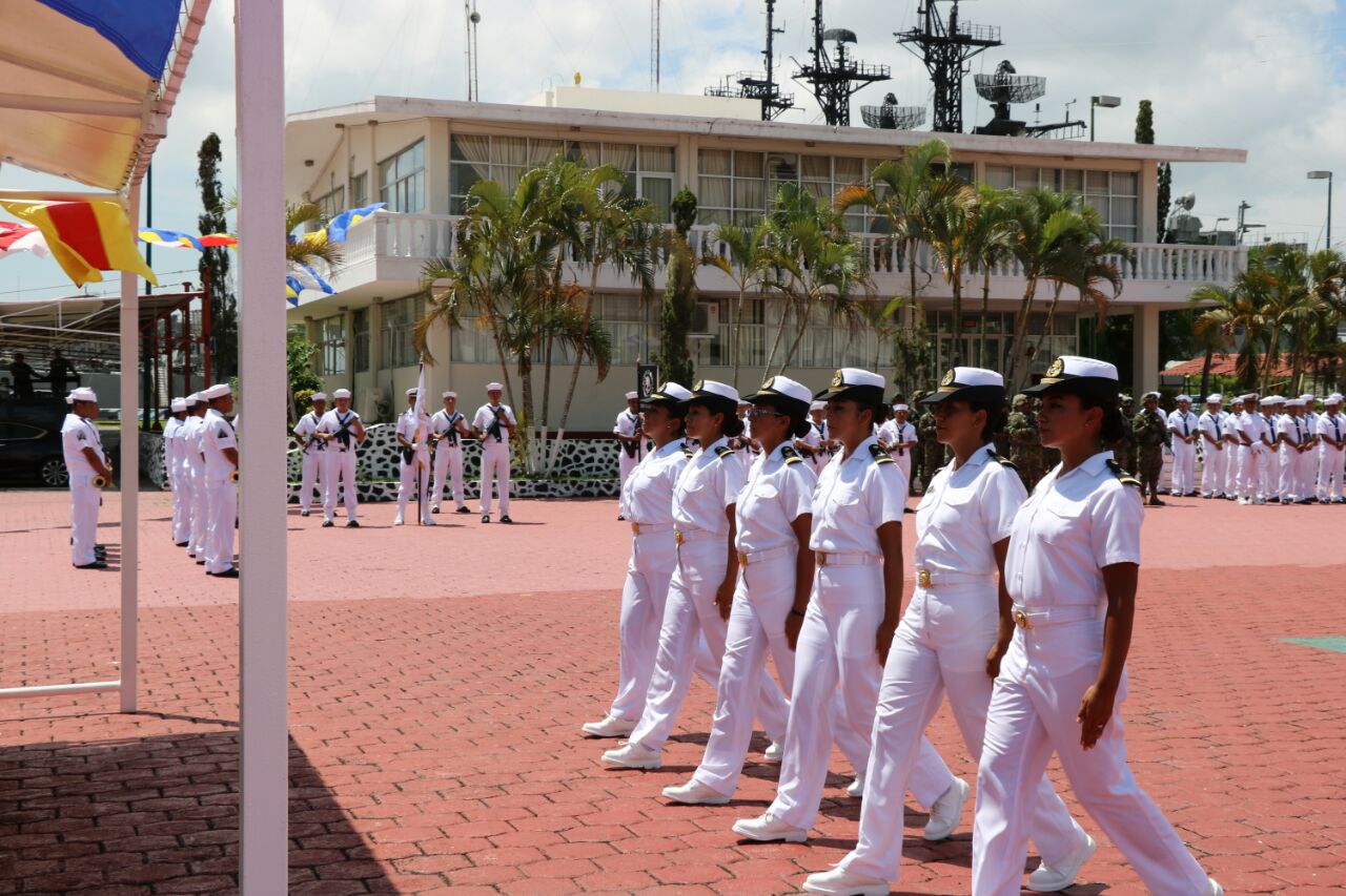 Oficiales egresados del quincuagésimo quinto "Curso de Capacitación para Oficiales Reclutas de la Armada de México" (CCRAM).