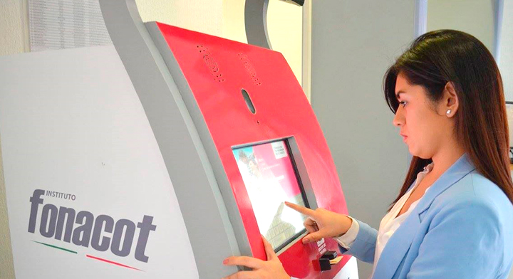 Una mujer utilizando un cajero automático del INFONACOT