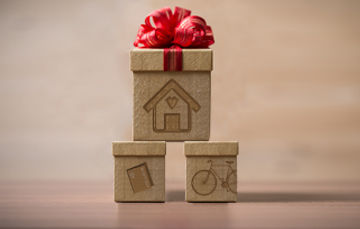 Cajas de regalo, con imágenes grabadas (una casa, escrituras de una casa y una bicicleta)
