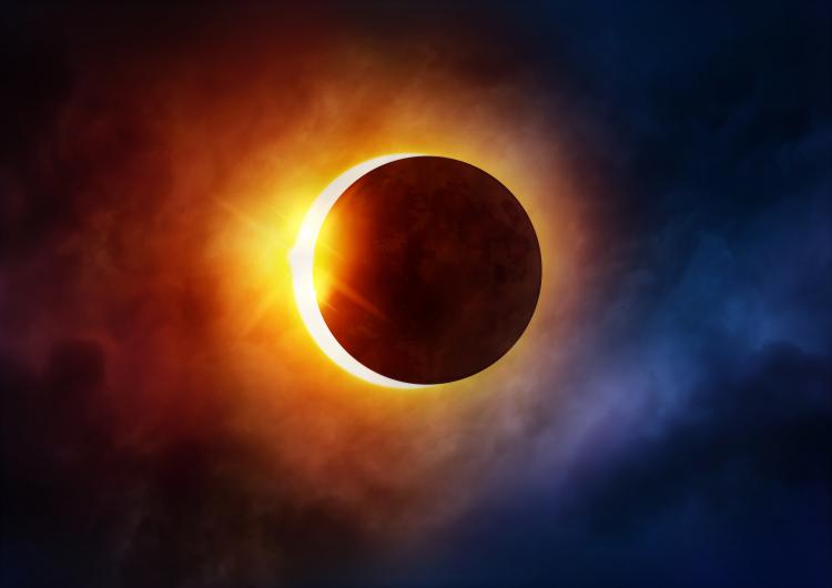 Un Eclipse Solar total es el fenómeno que  ocurre cuando la Luna oculta al Sol, proyectando una sombra en la Tierra. Su duración puede durar varios minutos.