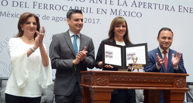 Subsecretaria de Transporte y Directora General de Correos de México Cancelan Estampilla Conmemorativa por el 180 Aniversario del Ferrocarril