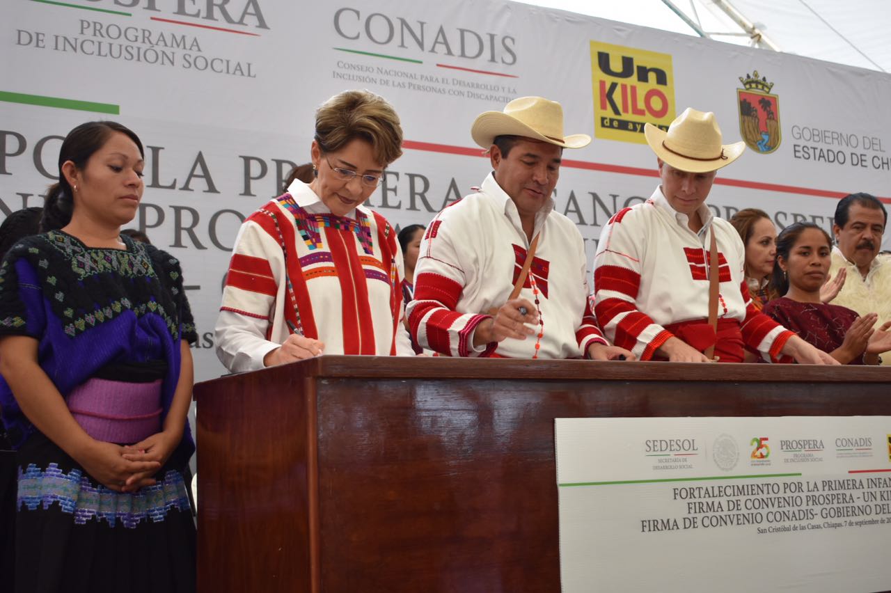 Firma del convenio entre la Dra. Mercedes Juan López, Directora General del CONADIS y Manuel Velasco, Gobernador de Chiapas, avalado por Enrique Miranda Nava, Secretario de Desarrollo Social