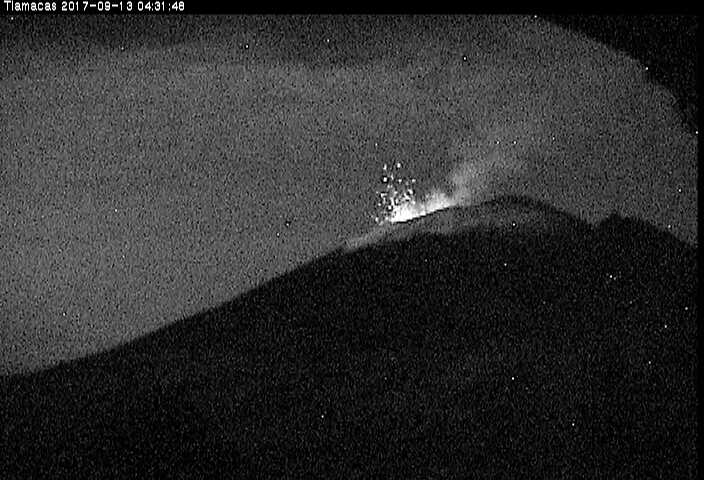 El Sistema de monitoreo del Popocatépetl registró 231 exhalaciones, 2 sismos volcanotectónicos y 22 explosiones con ligera cantidad de ceniza y fragmentos a corta distancia.