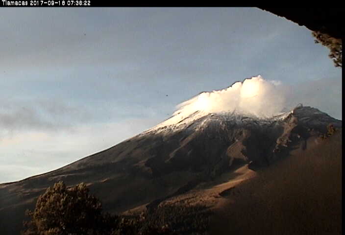 En las últimas 24 horas, por medio de los sistemas de monitoreo del volcán Popocatépetl, se identificaron 188 exhalaciones de baja intensidad. Durante la madrugada y mañana de hoy se registraron tres sismos volcanotectónicos a las 02:02, 06:15 y 06:38 h, 