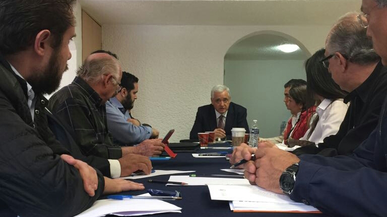El cuerpo directivo del FOVISSSTE y su Vocal Ejecutivo, Luis Antonio Godina, durante la reunión de evaluación. 