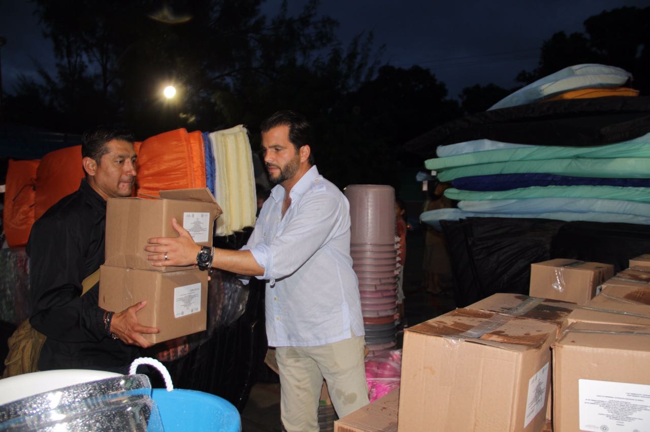 El secretario de Medio Ambiente y Recursos Naturales entrega despensas en Juchitán, Oaxaca.