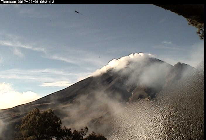 En las últimas 24 horas, por medio de los sistemas de monitoreo del volcán Popocatépetl, se identificaron 238 exhalaciones de baja intensidad (imagen 1). Por otro lado, se registraron 3 sismos volcanotectónicos.