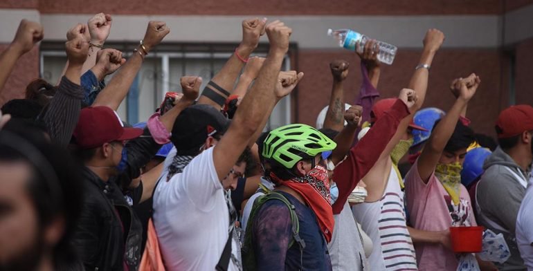 Personas levantando las manos apoyando a damnificados