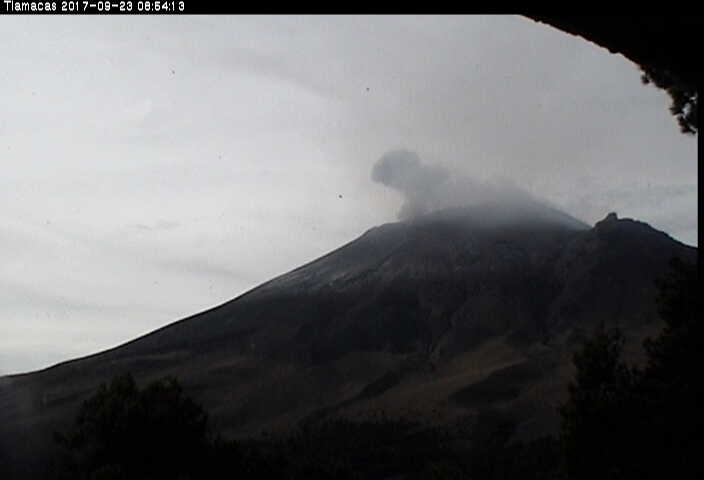 En las últimas 24 horas, por medio de los sistemas de monitoreo del volcán Popocatépetl, se identificaron 147 exhalaciones de baja intensidad (imagen 1). También, se registraron 2 sismos volcanotectónicos.