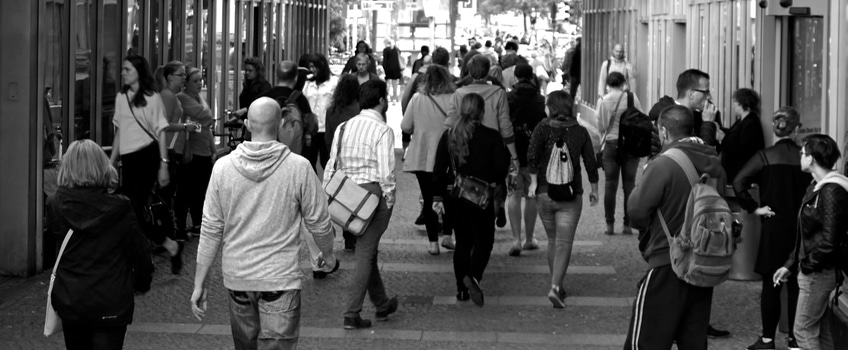 Personas caminando en la calle