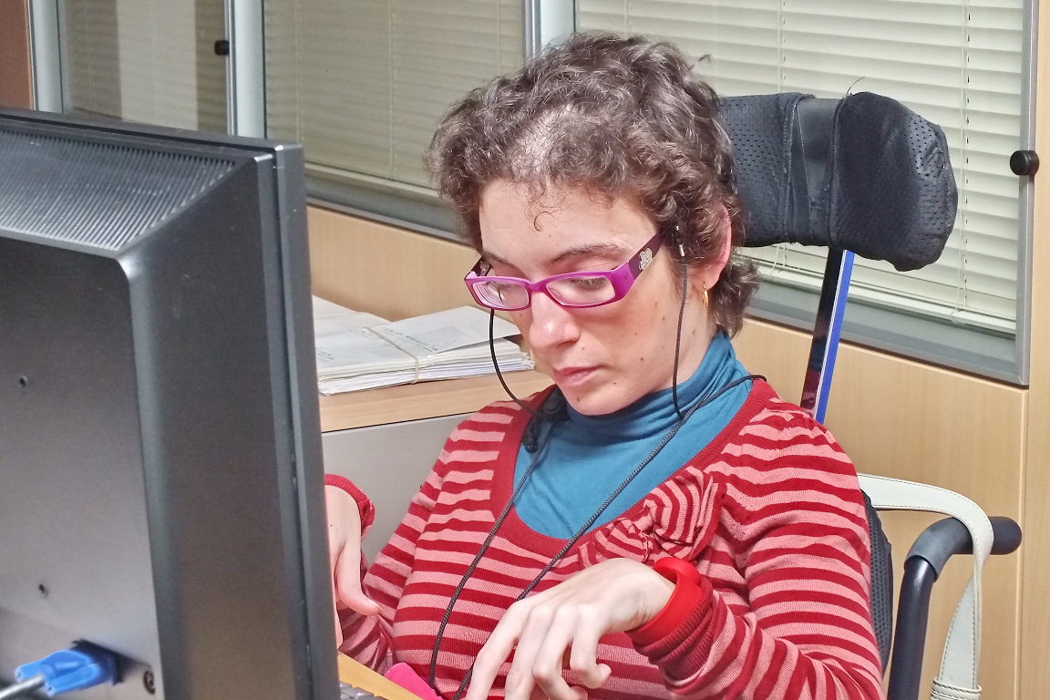 Persona con Parálisis Cerebral frente a una computadora