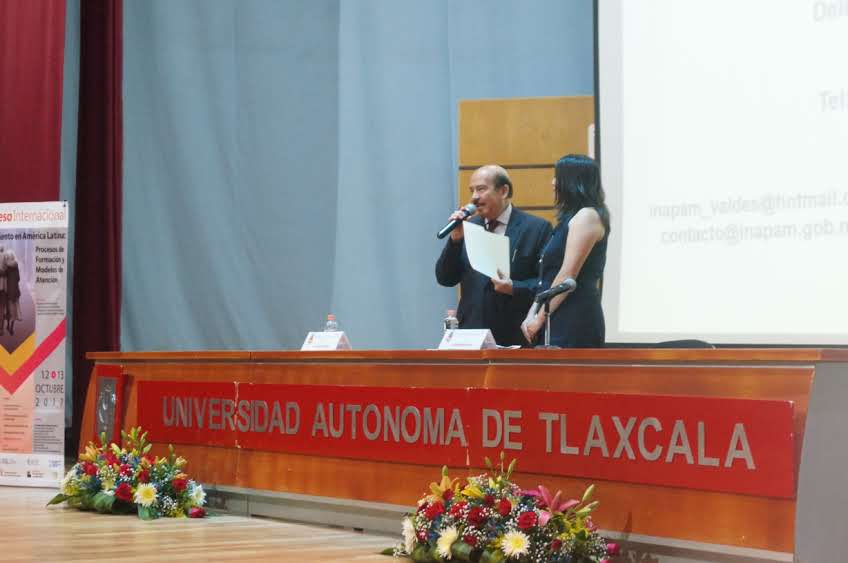 Doctor Sergio Valdés y Rojas, hablando al micrófono.  