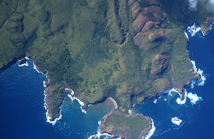 El arco insular que comprende el archipiélago de Revillagigedo es parte de una cordillera submarina donde las cuatro islas son las cimas de volcanes.