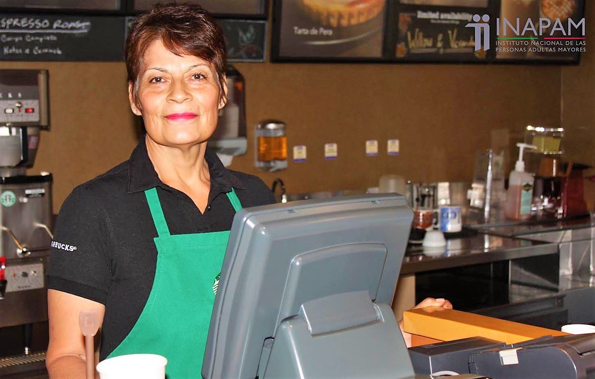 Adulto mayor trabajando en un Starbucks 