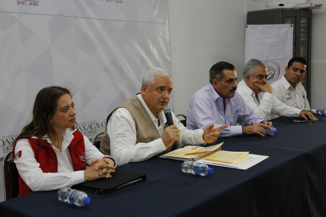 El Vocal Ejecutivo del FOVISSSTE y el presidente municipal de Oaxaca, José Antonio Hernández, durante la conferencia de prensa que ofrecieron.