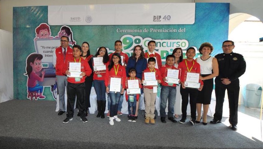 Titular de DIF Nacional premió a ganadores del concurso. 