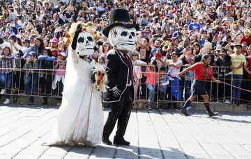 Este año, el gobierno de la Ciudad de México, en conjunto con el Consejo de Promoción Turística (CPTM) y la Secretaría de Turismo Federal organizan por segundo año el monumental desfile de Día de Muertos.