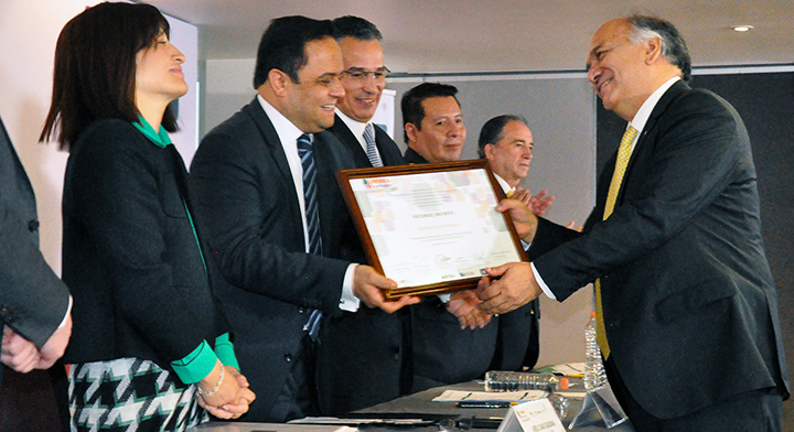Recibe el Director en Jefe del Registro Agrario Nacional, Froylán Rolando Hernández Lara, reconocimiento por parte del Instituto Nacional de Acceso a la Información y Protección de Datos Personales (INAI)