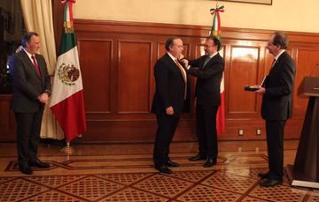 The Secretaries of Foreign Affairs and Finance awarded the banker for his work, professional career and commitment to Mexico