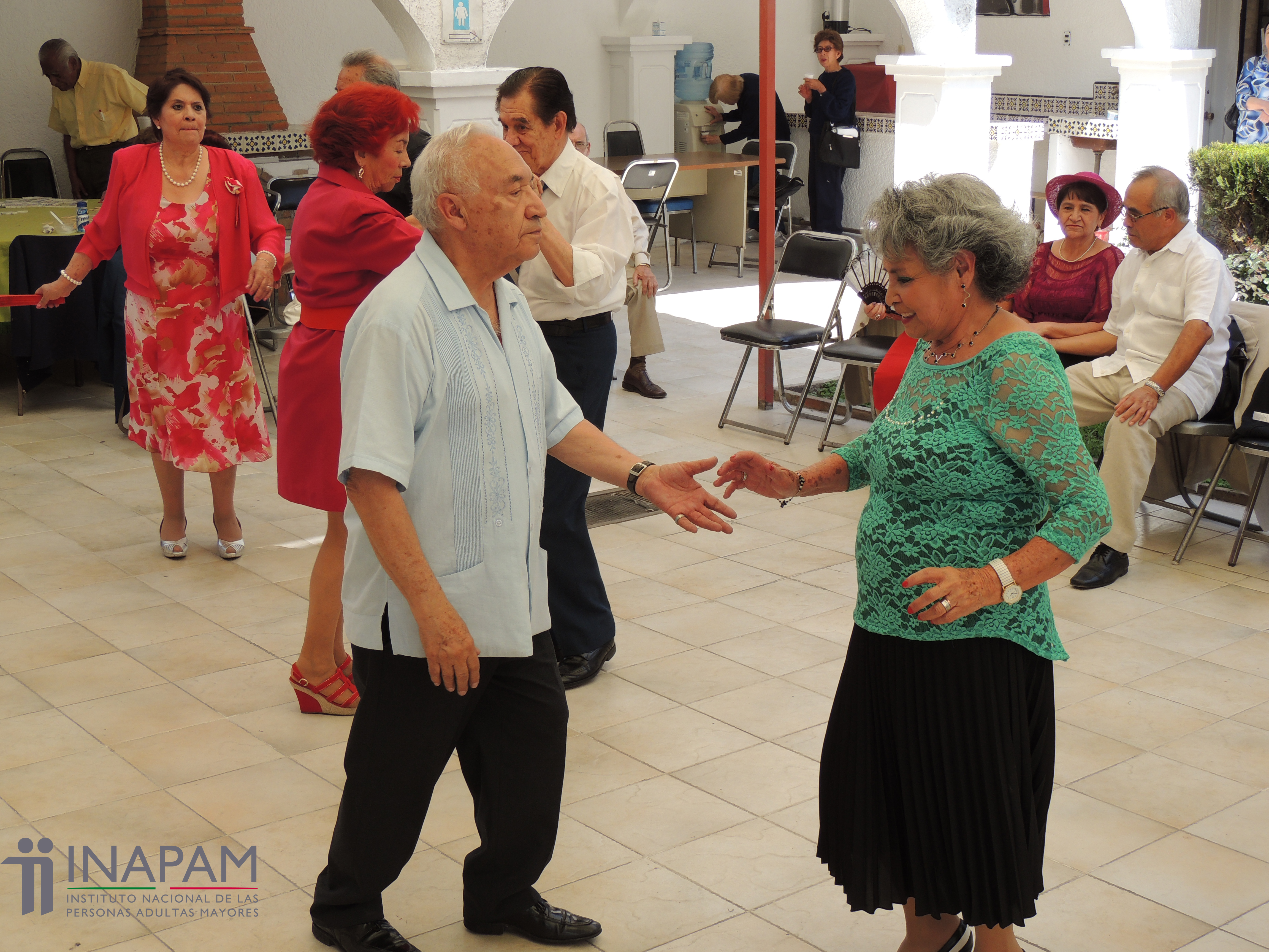Adultos mayores bailando. 