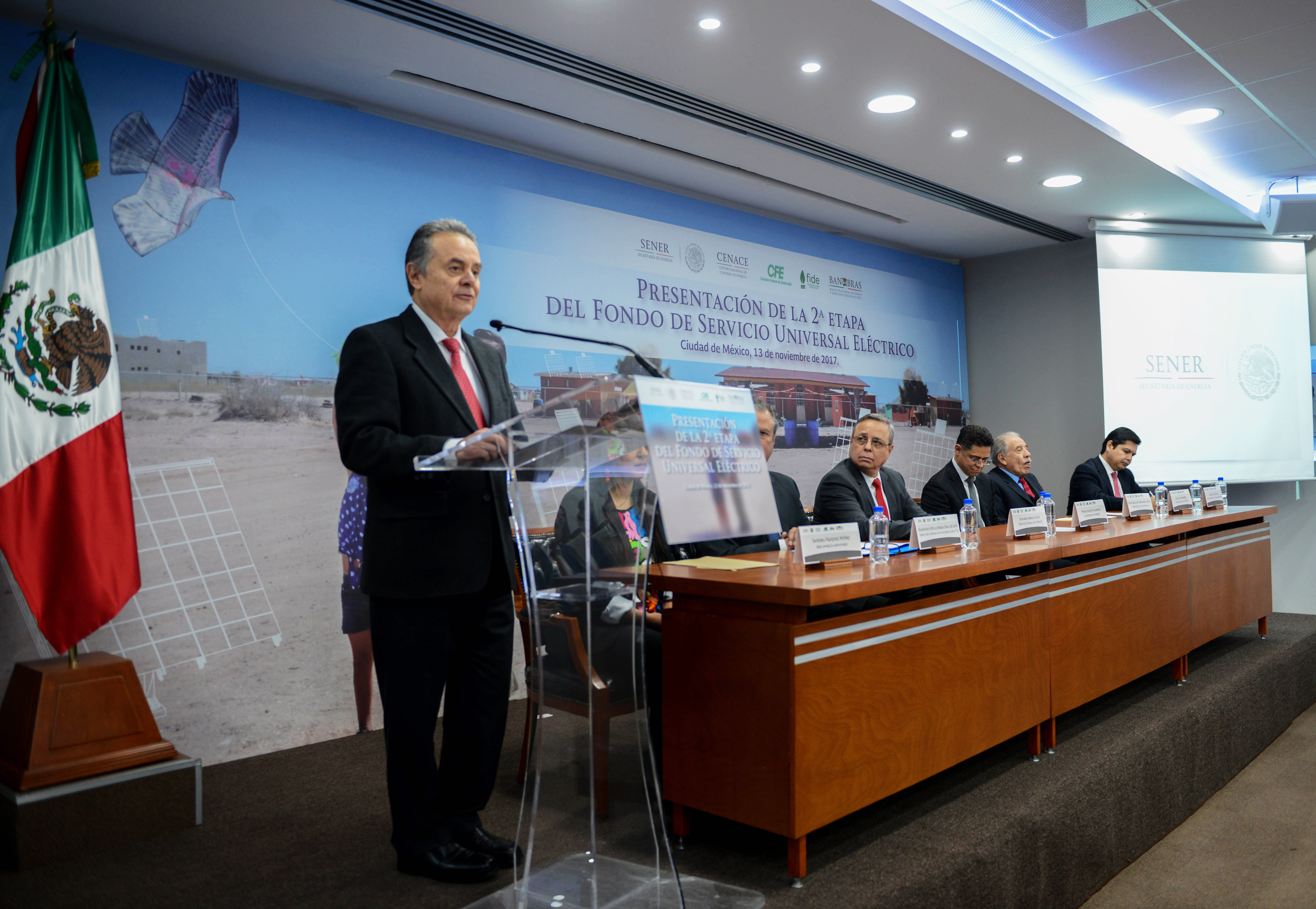 El Secretario de Energía, Pedro Joaquín Coldwell, de pie ante los asistentes de la presentación de la segunda etapa del Fondo de Servicio Universal Eléctrico, emite su discurso.