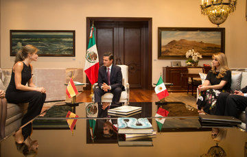 El Presidente Enrique Peña Nieto, acompañado por su esposa, Angélica Rivera de Peña, sostuvo esta tarde en la Residencia Oficial de Los Pinos, una reunión con la Reina Letizia de España.