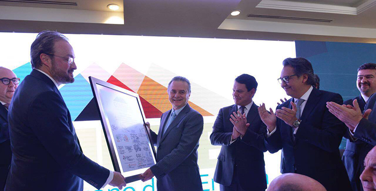 Fotografía del Secretario de Energía con el documento de la firma del acuerdo de colaboración