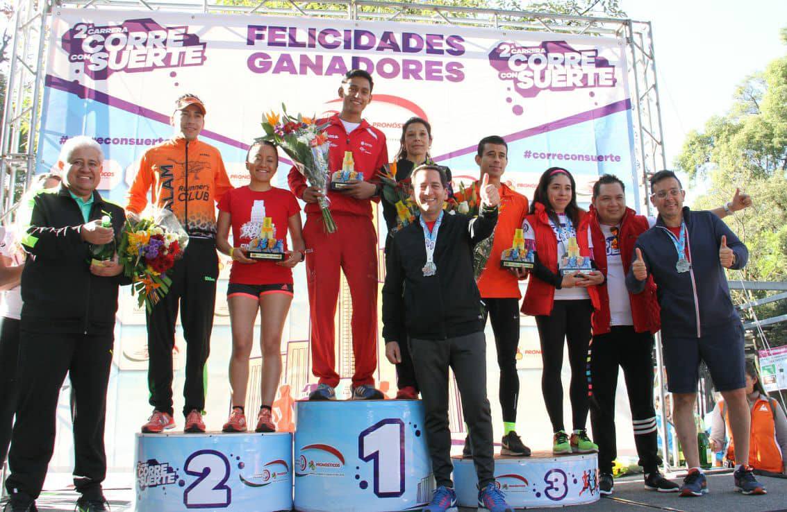 En la meta de la segunda carrera corre con suerte, el Director General de Pronósticos, Licenciado Eugenio Garza Riva Palacio, premia a los tres primeros lugares en la rama femenil y varonil                                                