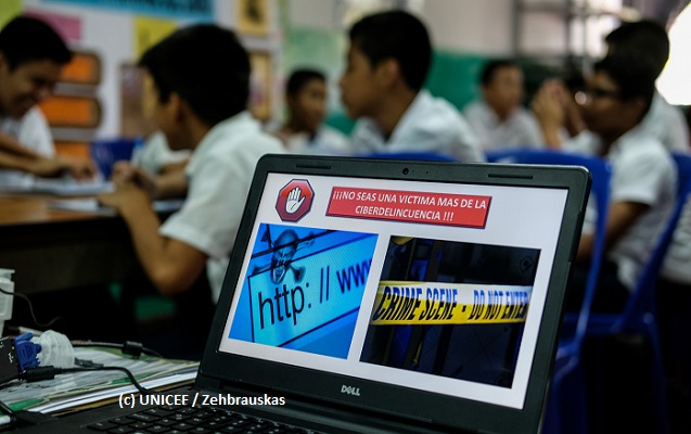 Estudiantes de secundaria en curso de seguridad en internet.