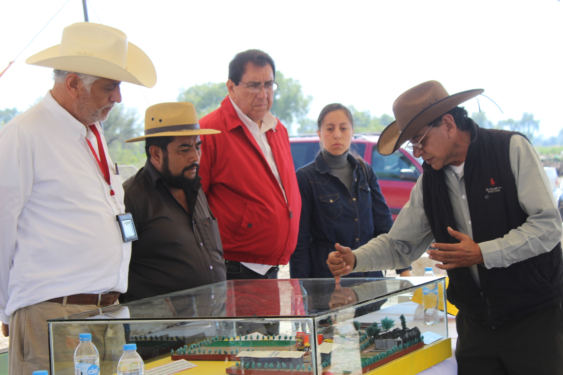 Fotografía de la presentación de la maqueta del nuevo Centro de desechos en Huixcolotla