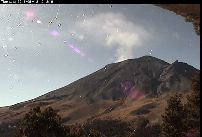 En las últimas 24 horas, por medio de los sistemas de monitoreo del volcán Popocatépetl, se identificaron 229 exhalaciones, 45 minutos de tremor armónico de baja amplitud y 6 sismos 