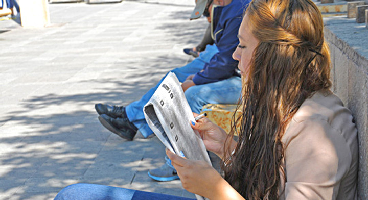 Mujer leyendo el periódico