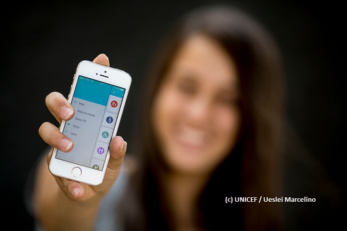 Adolescente de 17 años muestra la pantalla de su teléfono celular.