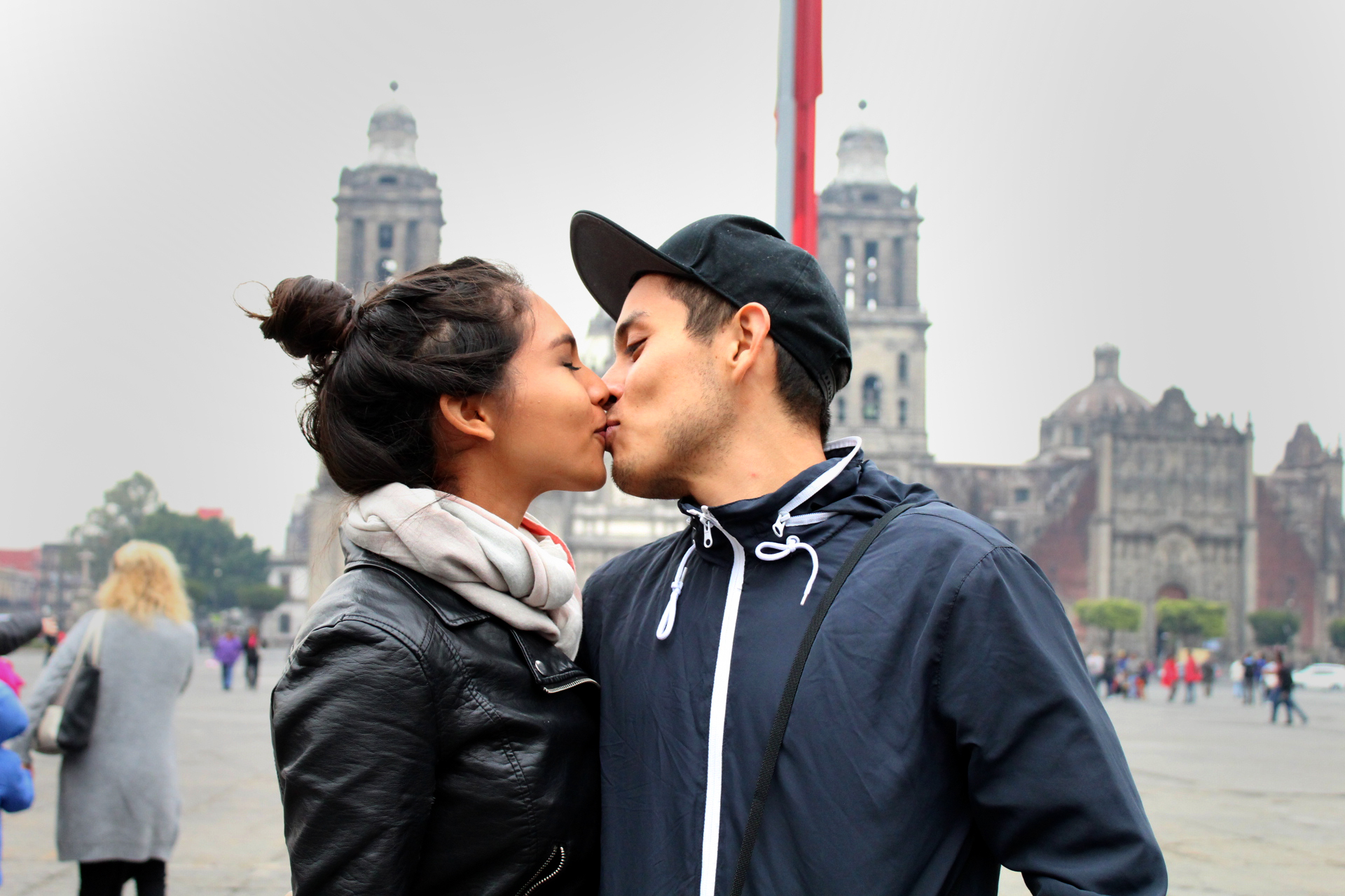 En México, de acuerdo a la Encuesta Intercensal 2015 del INEGI, 13.5% de las y los jóvenes están casados, 15.3% viven en unión libre, y 68.3% son solteros.