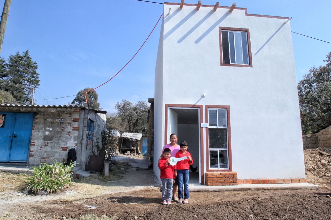 Entrega de acciones de vivienda para la reconstrucción en Tlaxcala.