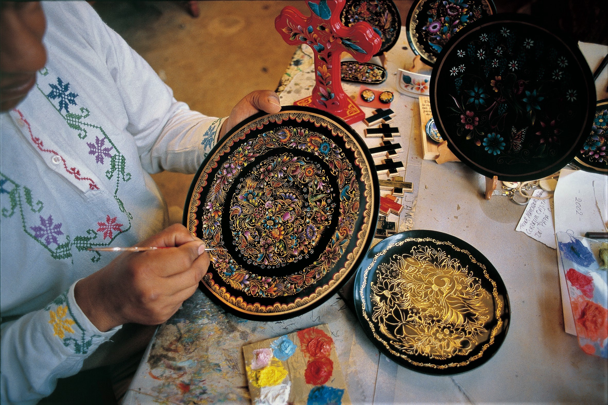 Artesano pintando una artesanía a mano 