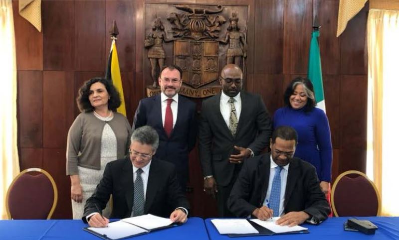 El doctor Ernesto Ríos Patrón y Winston Watson firmaron el documento.