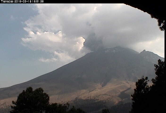 En las últimas 24 horas, por medio del sistema de monitoreo del volcán Popocatépetl, se identificaron 82 exhalaciones de baja intensidad acompañadas de vapor de agua, gas y en ocasiones por ligeras cantidades de ceniza.