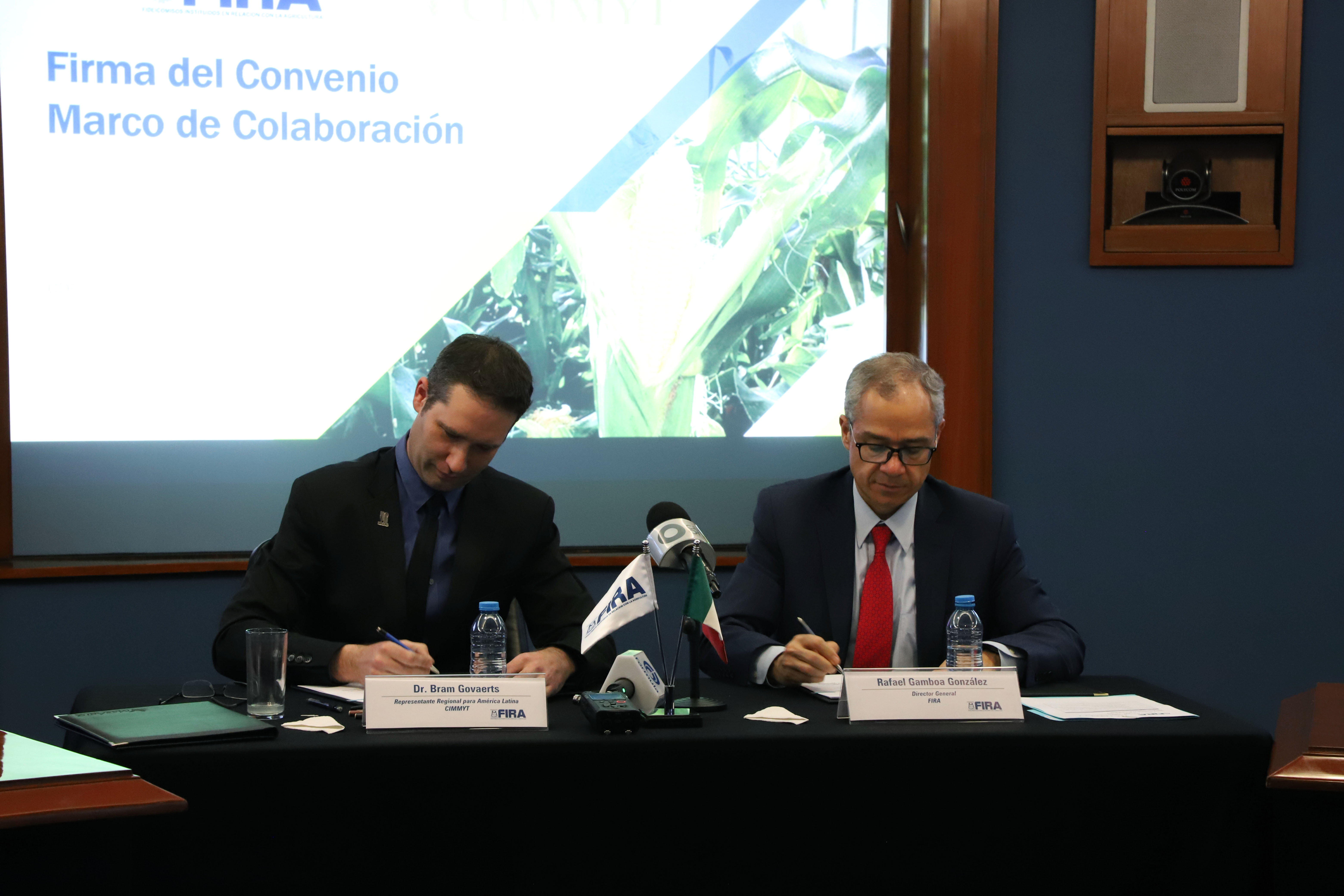 Rafael Gamboa de FIRA y Bram Govaerts de CIMMyT durante la firma del convenio Marco de Colaboración para el impulso de la agricultura sostenible