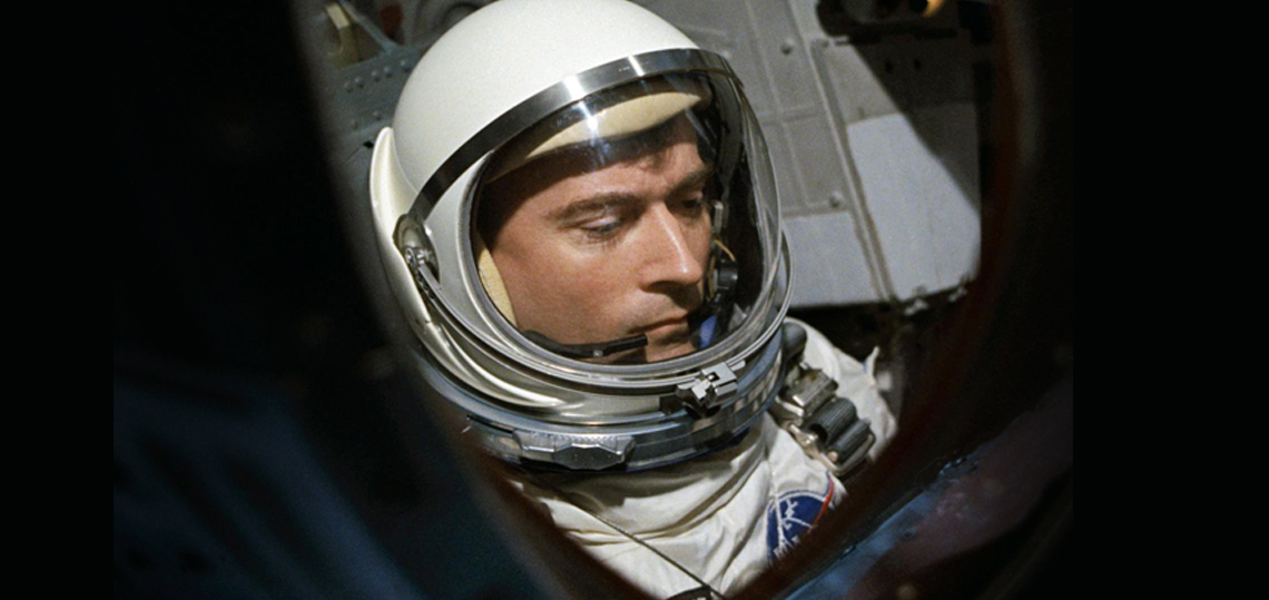 John W. Young, el noveno astronauta en pisar la Luna