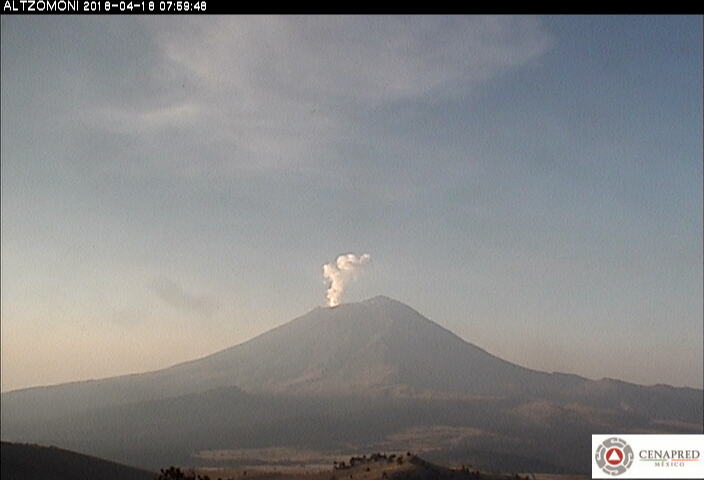 En las últimas 24 horas, mediante el sistema de monitoreo del volcán Popocatépetl, se identificaron 61 exhalaciones de baja intensidad, dos explosiones, dos eventos volcanotectónicos y 23 minutos de tremor.