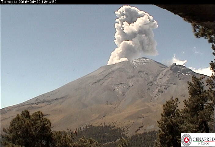 En las últimas 24 horas, por medio de los sistemas de monitoreo del volcán Popocatépetl, se identificaron 57 exhalaciones, tres sismos volcanotectónicos y cinco explosiones.