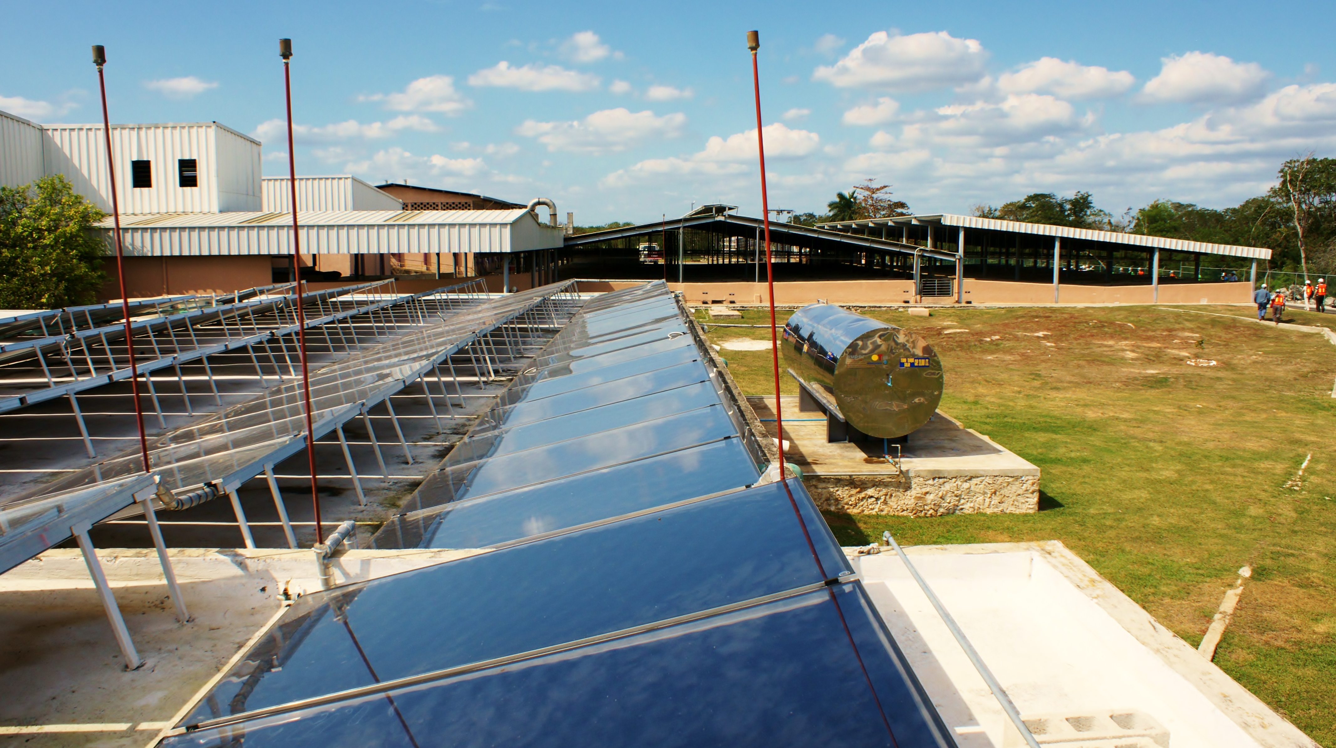 Batería de paneles solares para calentamiento de agua para usarla en los procesos de una granja porcina 