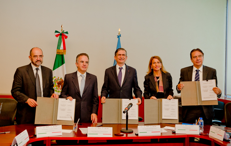 Fotografía de los representantes de las instituciones que firmaron el convenio. 