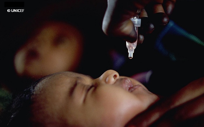 Bebé recibe la vacuna contra la polio.